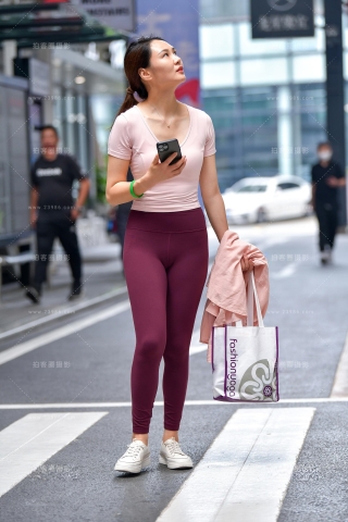 ★暗红紧身裤美女（城市版）