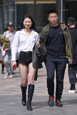 【街拍之魂赛帖】笑起来很甜的热裤女友