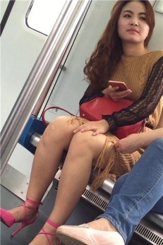 地铁拍摄粉色高跟裸腿性感高颜值美女（视频版）