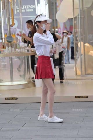 抓拍发传单的红色短裙小姐姐