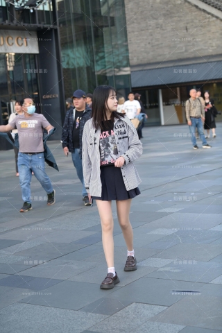 街拍JK短裙，丝腿小妹