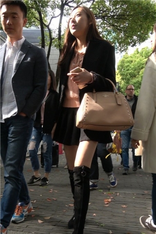 4k-黑色短裙长筒靴粉衣甜美街拍美女 [1.78 GB]（视频版）