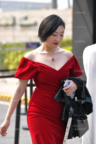 查看完整内容：丰腴的女人，嫣红的包臀裙 - 共22张图片