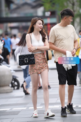 街拍包臀裙性感女友