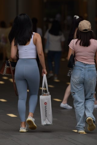 圆润紧身裤美眉