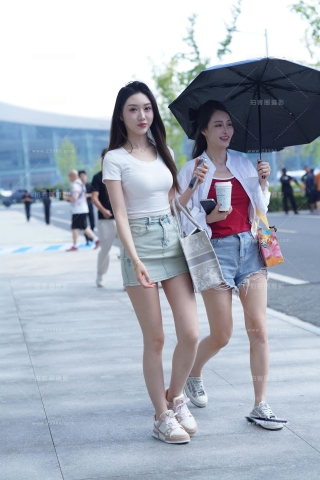 牛仔短裙大长腿气质靓女