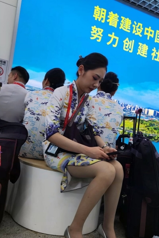 4K视频候机楼偶遇海航空姐灰丝旗袍高跟坐姿走路绝美（视频版）