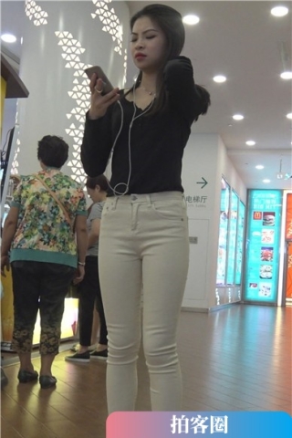 查看完整内容：4k-好身材紧身白裤平底鞋美女服装店试衣服 [3.62 GB]（视频版） - 共8张图片