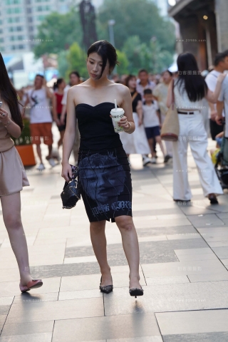 街拍低胸裙轻熟美女