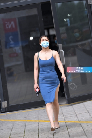 身材婀娜的蓝色群街拍美女