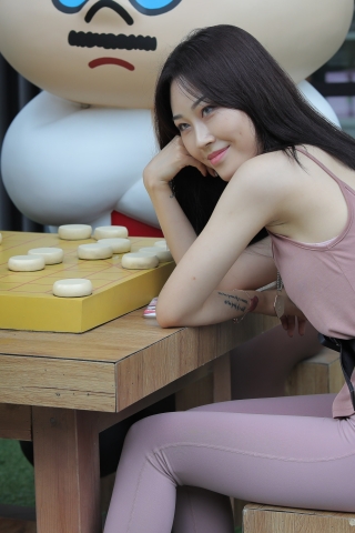 【凯恩赛贴】紧身裤美眉 展现优雅气质