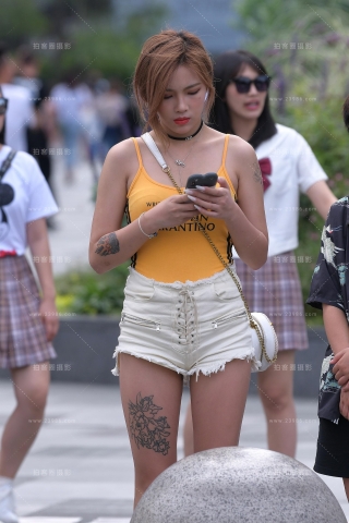 【视觉冲击赛贴】穿椰子鞋的性感热裤美眉