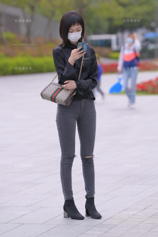 似乎在等人的紧牛小姐姐