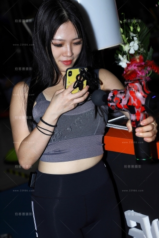 查看完整内容：灰色运动装抹胸 展品展示 - 共13张图片