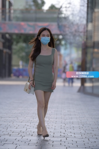 街拍小清新范的短裙小姐姐