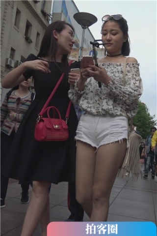 查看完整内容：4K - 拿着自拍杆逛街的白皙美腿姑娘 [1.22 GB]（视频版） - 共12张图片
