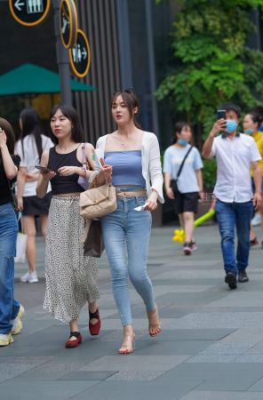 查看完整内容：高颜值时尚牛仔美女 - 共22张图片