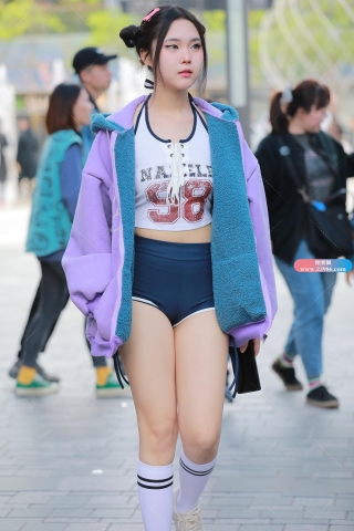 【玻璃街拍】瑜伽热裤小美女