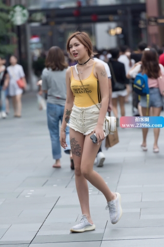 大腿上有纹身的妹子