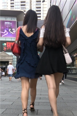 查看完整内容：4K - 街拍深蓝色连衣裙美腿美女 [786 MB]（视频版） - 共6张图片