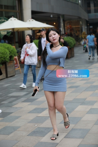 搭讪街拍蓝色短裙美女