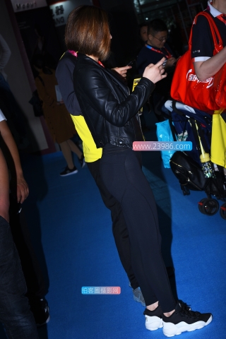 【咔喳赛贴】一直低头玩手机