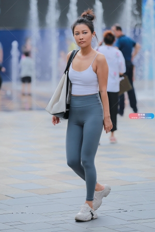 浅蓝色瑜伽裤美女