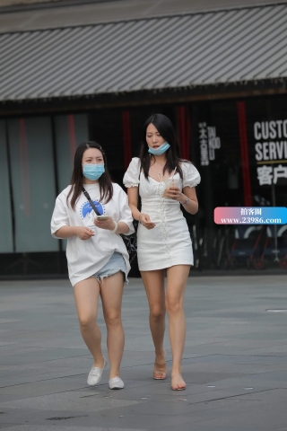 街拍一高一矮一对姐妹花