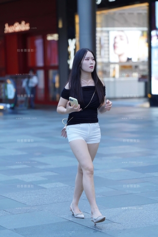 街拍白热裤美腿美眉