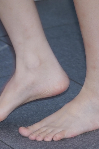 赤脚女孩 好想背她