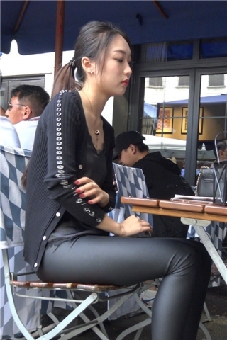 4k-黑色紧身皮裤气质马尾辫街拍美女第二集 [411 MB]（视频版）