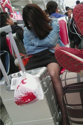 查看完整内容：4k-黑丝短裙苗条美女候车室睡着了（视频版） - 共8张图片