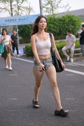 紧致的超短热裤美眉 【图片➕视频】