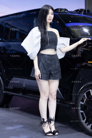 查看完整内容：美腿车模 - 共19张图片