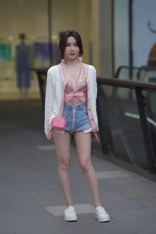 查看完整内容：甜美热裤美眉【原图➕视频】（完整版） - 共5张图片