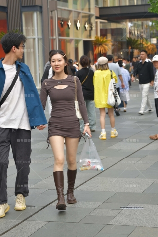 街拍超短裙R丝袜女盆友