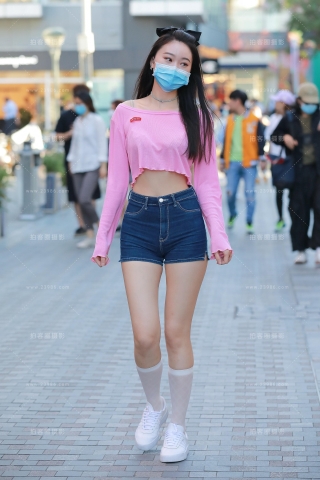 【玻璃街拍】牛仔热裤美女