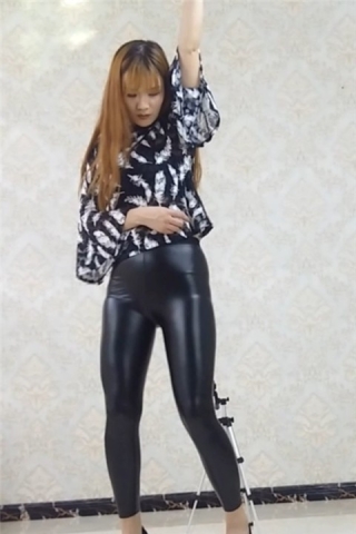 查看完整内容：蓉蓉皮裤2（视频版） - 共6张图片