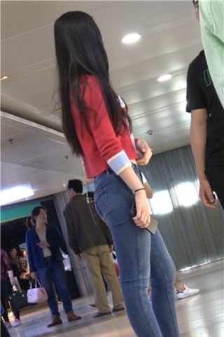 查看完整内容：4k-粉高跟紧身蓝牛长发美颜小姐姐 [1.69 GB]（视频版） - 共10张图片