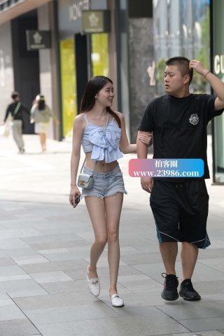 街拍青春可爱靓丽女友