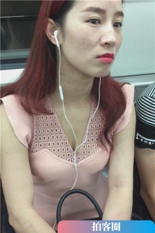 偶遇低胸v领粉色裙美女（视频版）