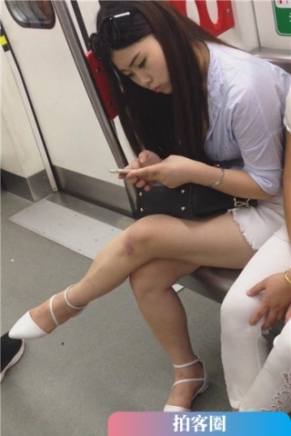 地铁上极品美腿美女，你膝盖上的伤还好吧（视频版）
