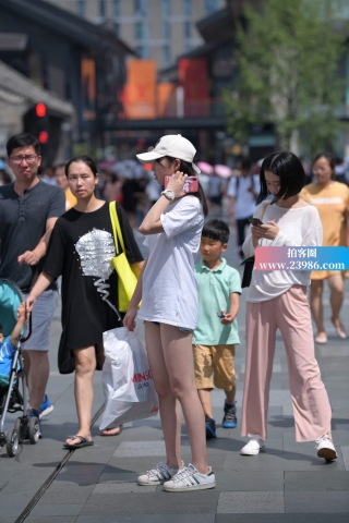 街拍纯情的超短热裤小妹