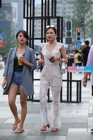 打扮时尚的美眉