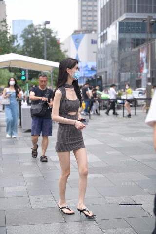 灰色短裙大眼睛妹纸