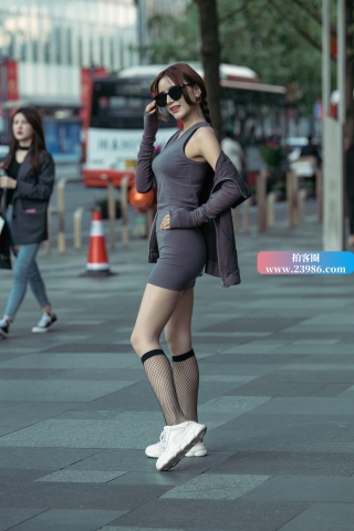 搭讪灰色短裙网袜女孩