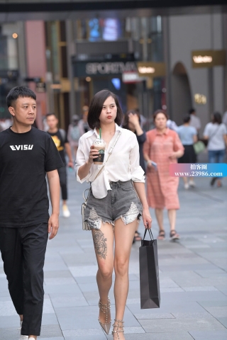 极品高颜值白衬衫小姐姐这纹身是真的吗