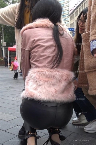 查看完整内容：4K 粉色外套街拍皮裤眼镜妹 2 [1.35 GB]（视频版） - 共10张图片