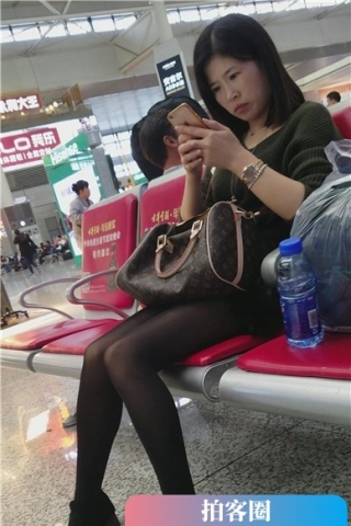查看完整内容：4k-高铁站候车室拍摄长腿高跟黑丝美腿漂亮美女（视频版） - 共8张图片