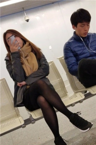 4k-黑丝美腿运动鞋美女看手机认真（视频版）